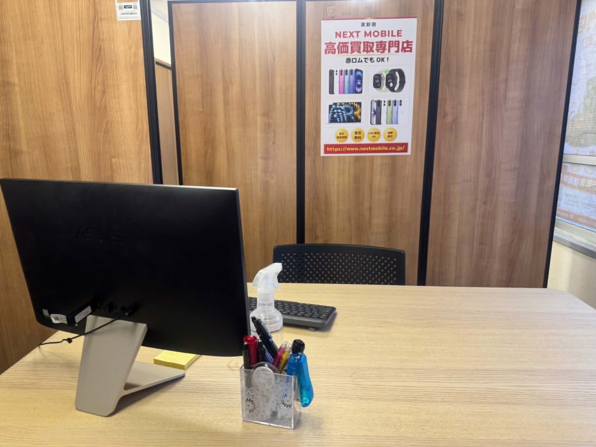Next mobile 東新宿店 店内の様子